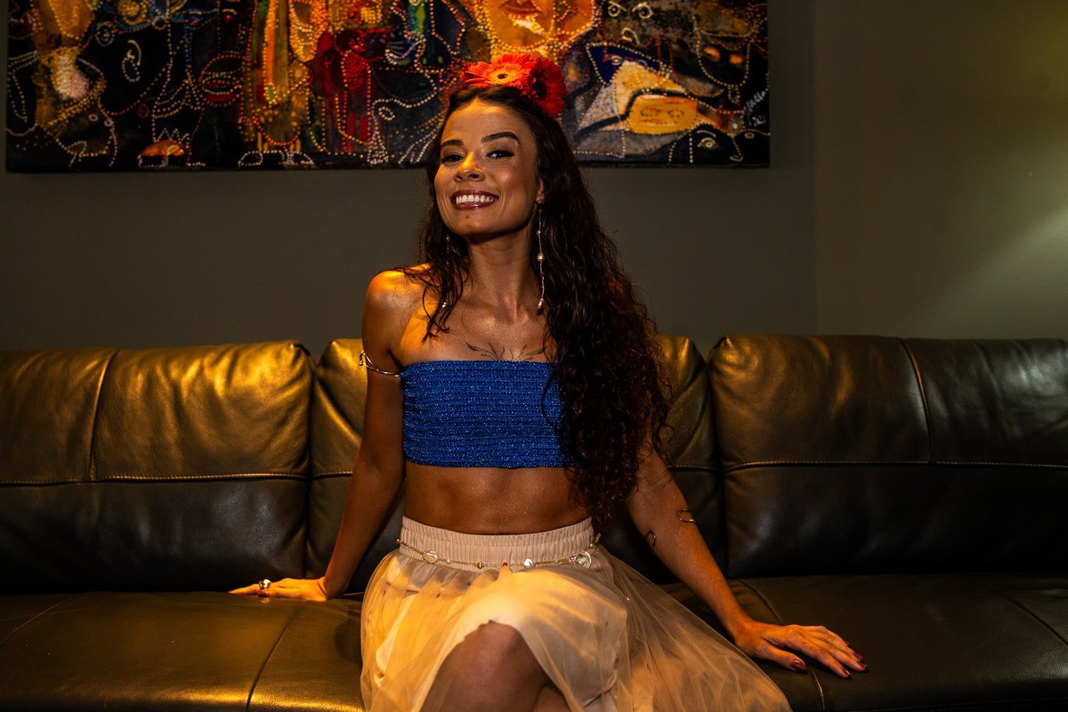 Júlia Assis, cantora e compositora mineira