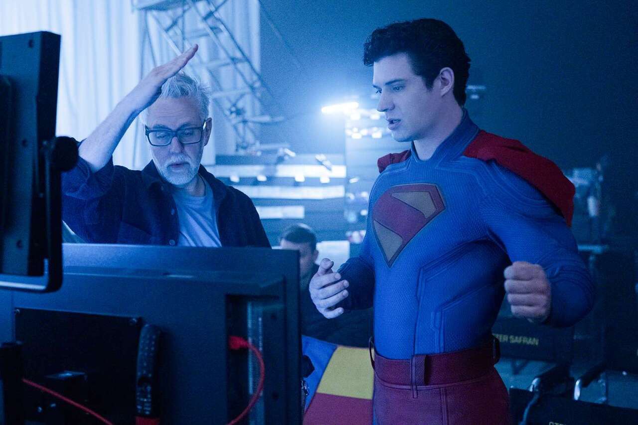 O diretor James Gunn e o ator David Corenswet 