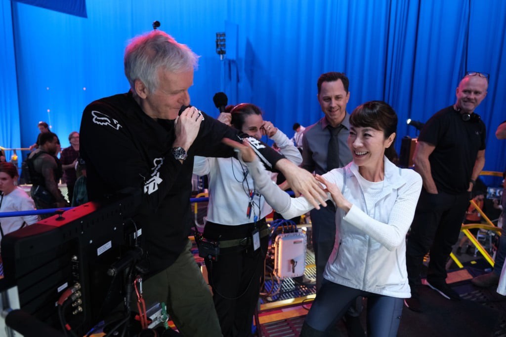James Cameron e Michelle Yeoh no set de filme de Avatar