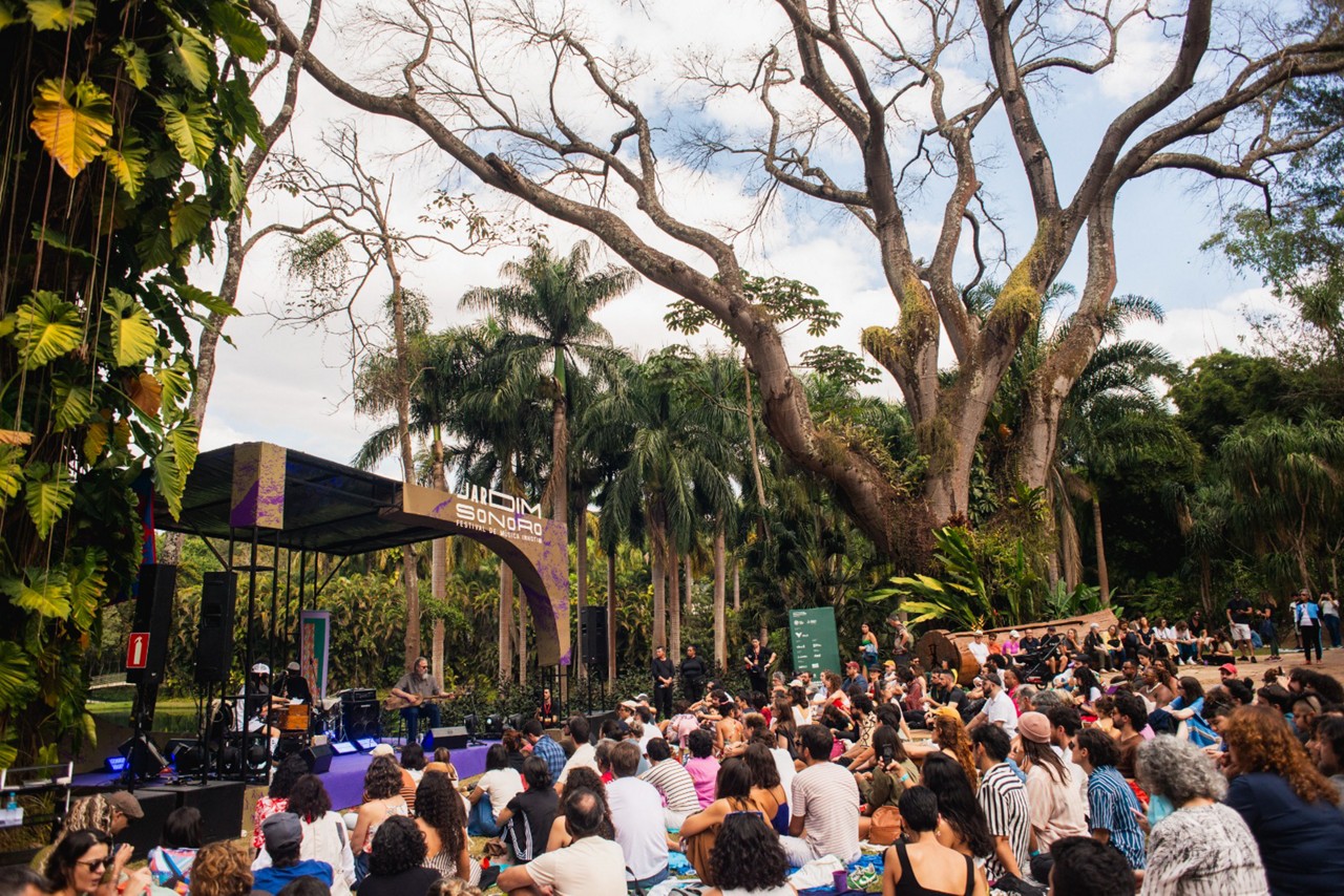 Foto registra público em frente a palco do Jardim Sonoro, no Inhotim, em 2024