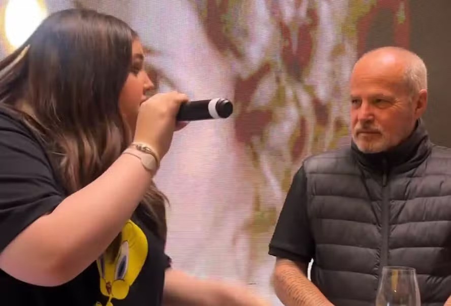 Maysa Matarazzo canta para o pai, Jayme Monjardim