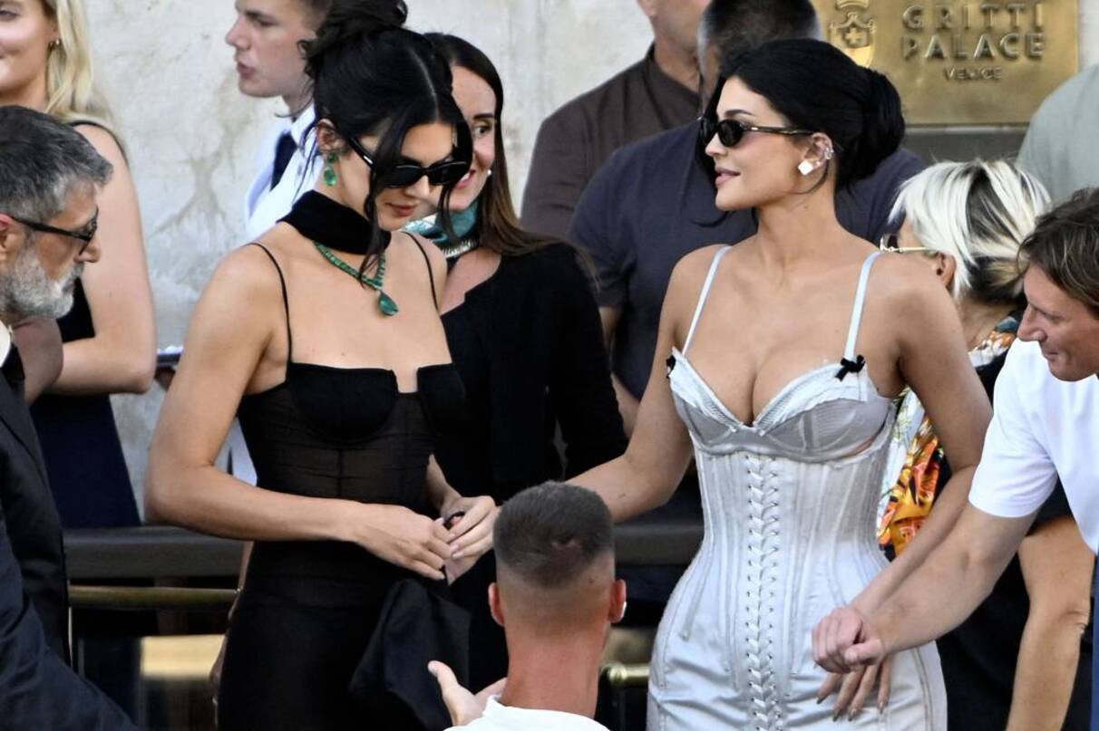 Kylie e Kendall Jenner deixam o Gritti Palace Hotel no dia do casamento do fundador da Amazon, Jeff Bezos, com Lauren Sanchez, em Veneza 