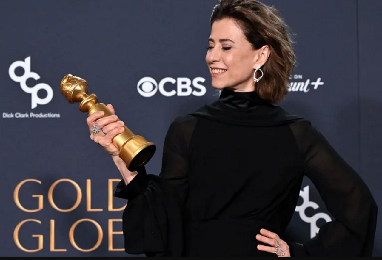 Fernanda Torres segura seu prêmio no Globo de ouro