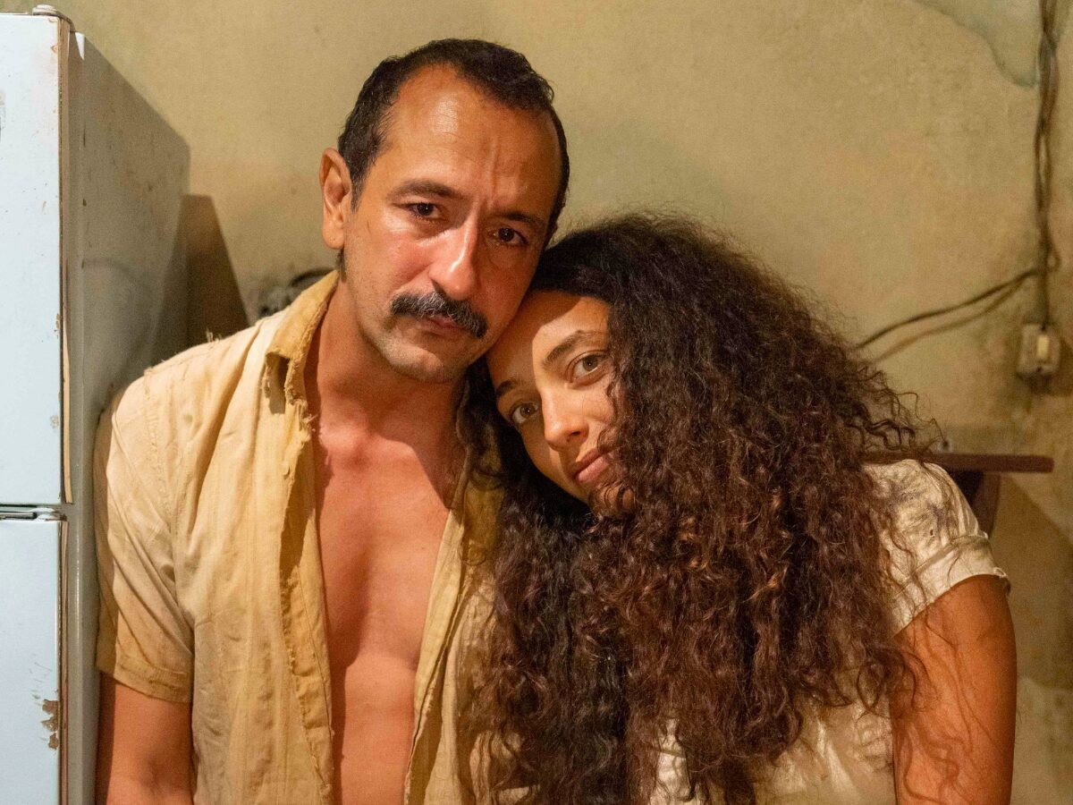 Joana (Alice Carvalho) e Tião (Irandhir Santos)