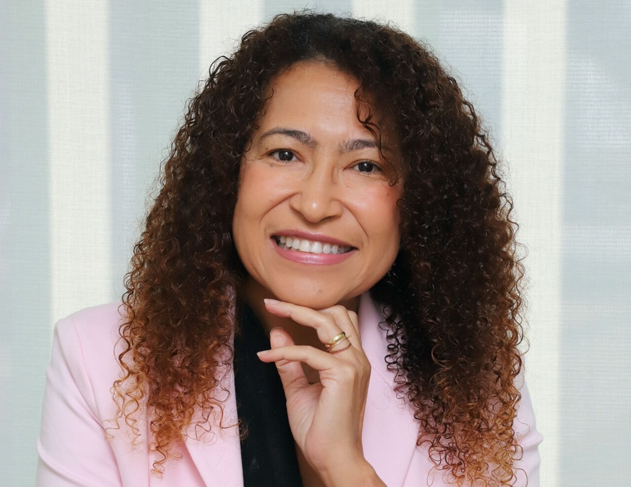 A jornalista Márcia Maria Cruz lança segunda edição de 'Morro do Papagaio'
