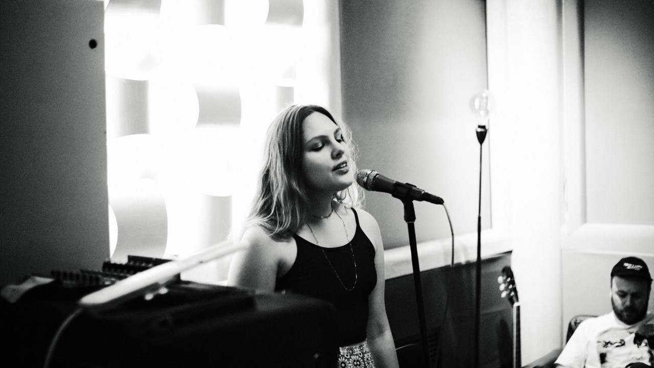 “Maldito esse seu Carnaval”, single de estreia da cantora mineira, chega às plataformas no dia 14 de março