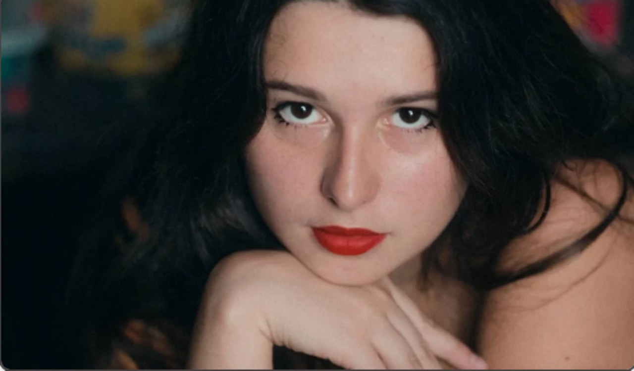 A multiartista Julia Guedes se prepara para lançar seu primeiro álbum autoral
