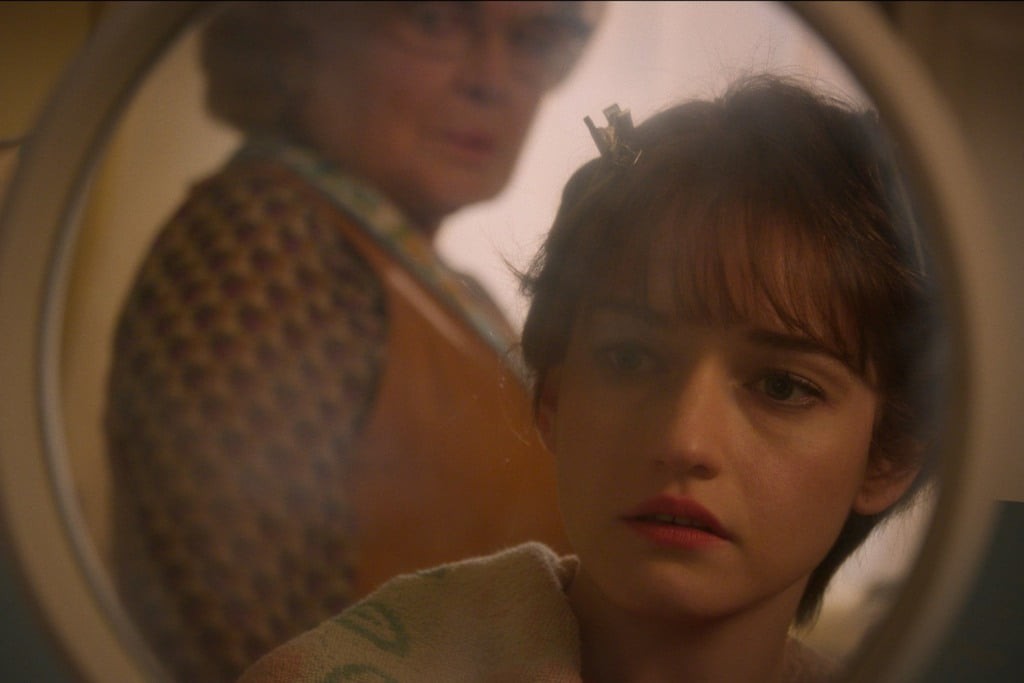 Julia Garner em Apartamento 7A