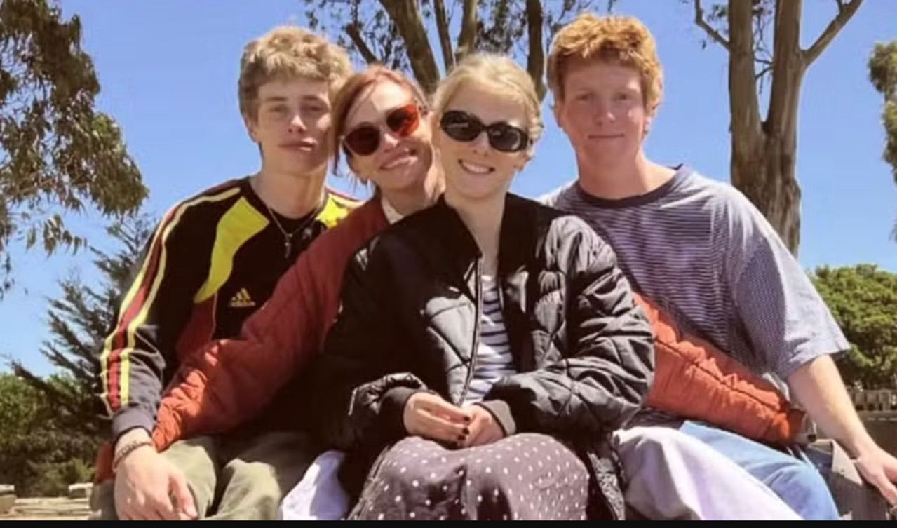 Julia Roberts ao lados dos filhos Hazel Moder, Henry Daniel Moder e Phinnaeus Moder
