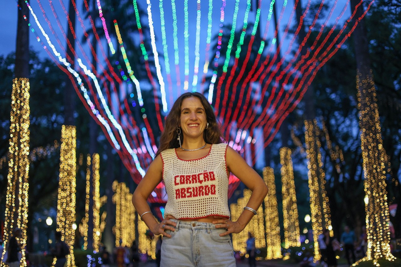 A 'realizadora-mediadora' Juliana Flores, que assina a direção de arte da Iluminação de Natal da praça da Liberdade