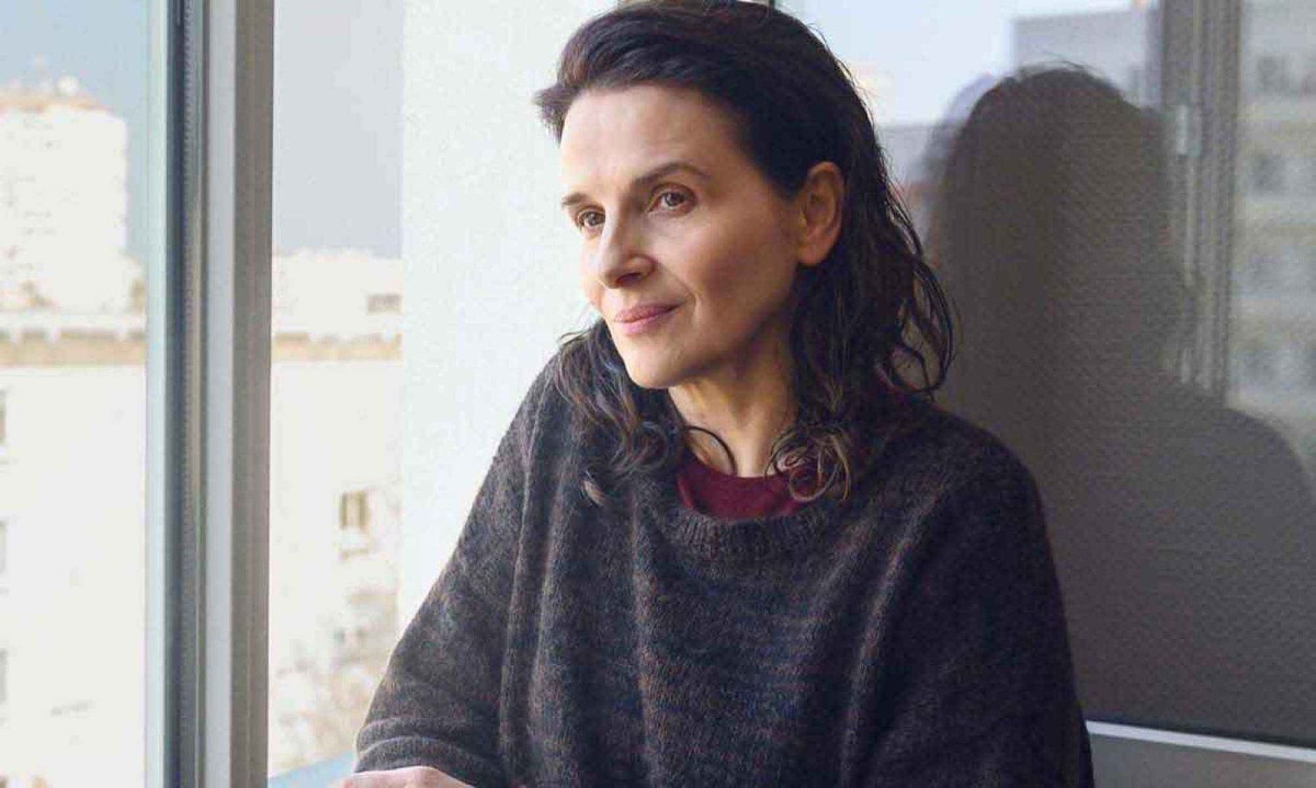Juliette Binoche interpreta Marianne, personagem que chega à cidade de Caen para trabalhar com serviços gerais