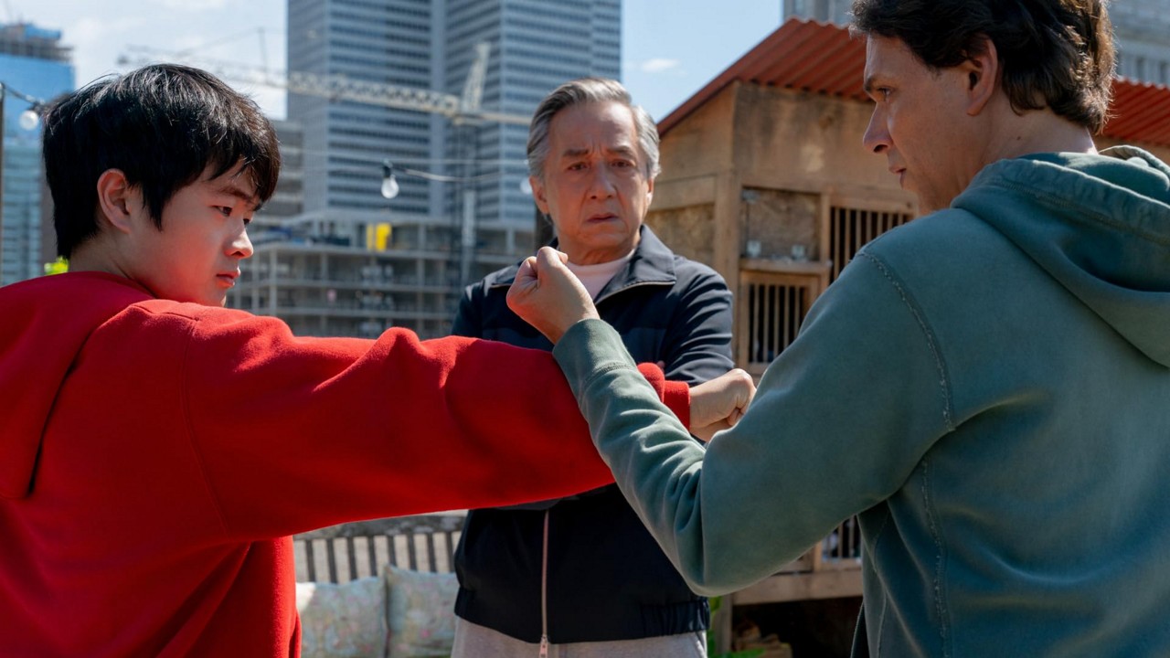 Fong Li treina com Daniel LaRusso, observado pelo Senhor Han
