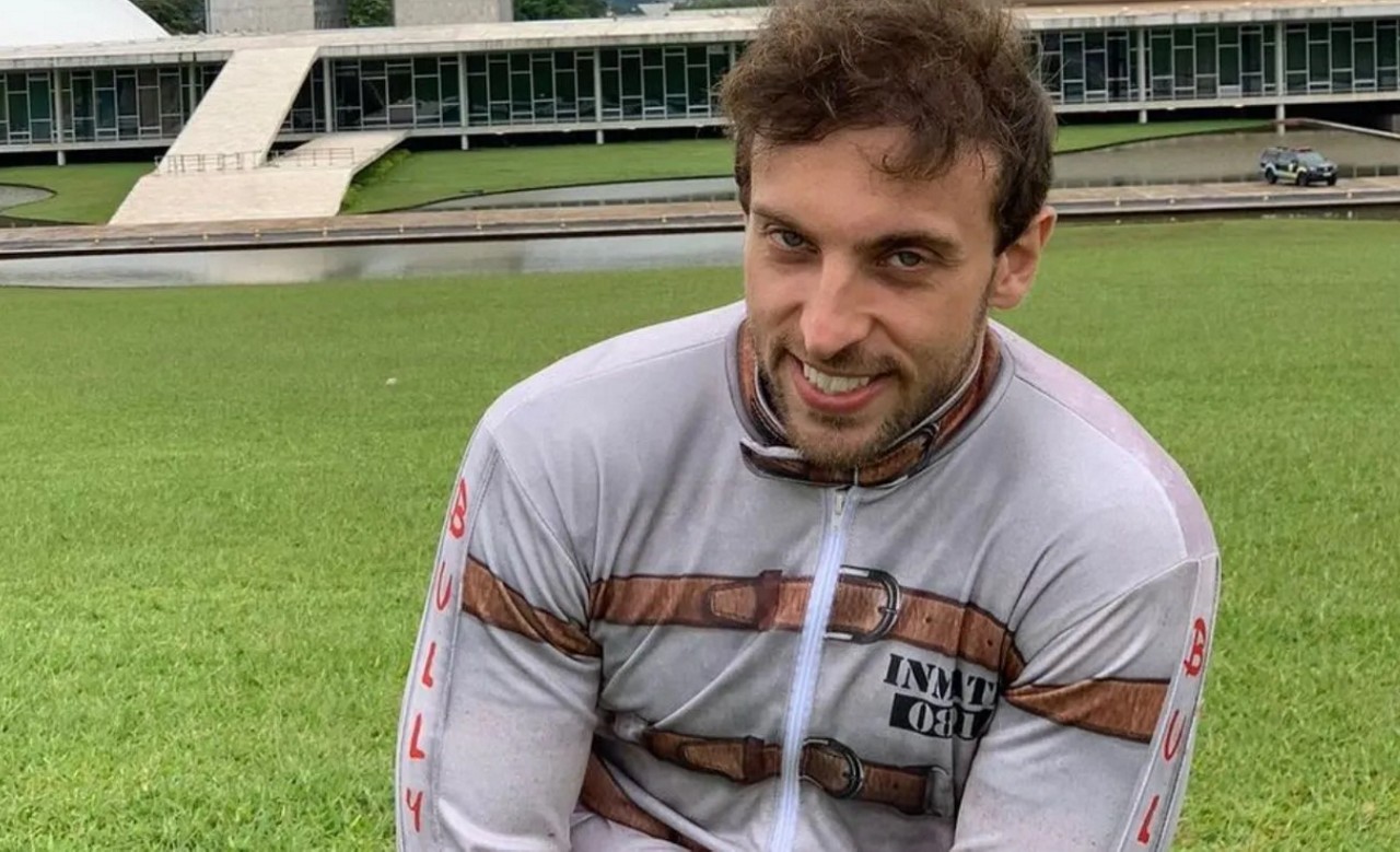 Léo Lins e uma de suas peças de humor, simulando ter sido preso em Brasília