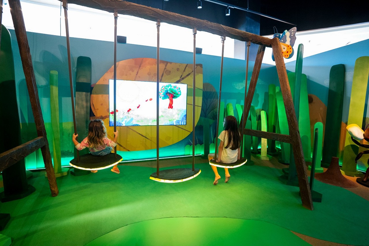 Espaço imersivo da exposição sobre obras de La Fontaine