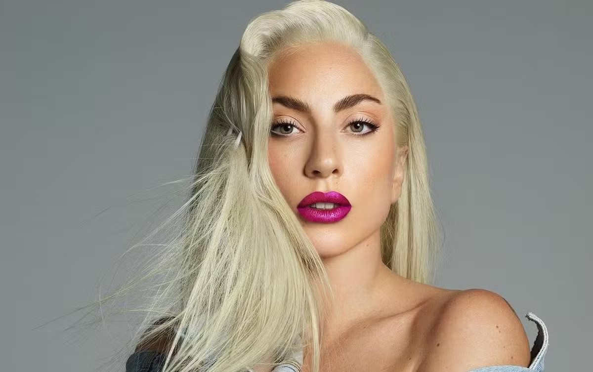 Lady Gaga chega ao Rio e provoca correria de fãs na porta de hotel
