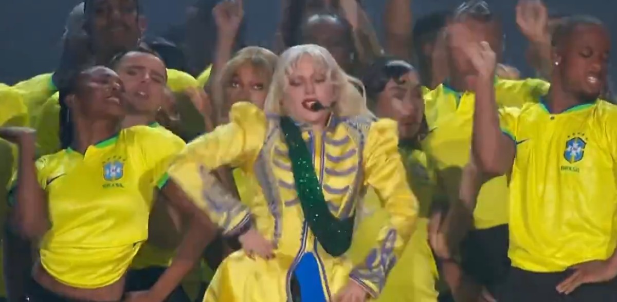 Bailarinos de Lady Gaga usam camisa da seleção durante a apresentação da música "How Bad You Want Me”