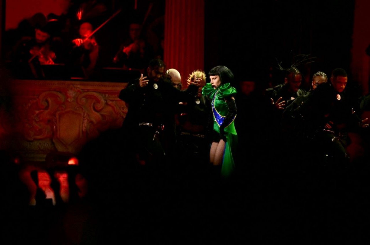 Começa show de Lady Gaga