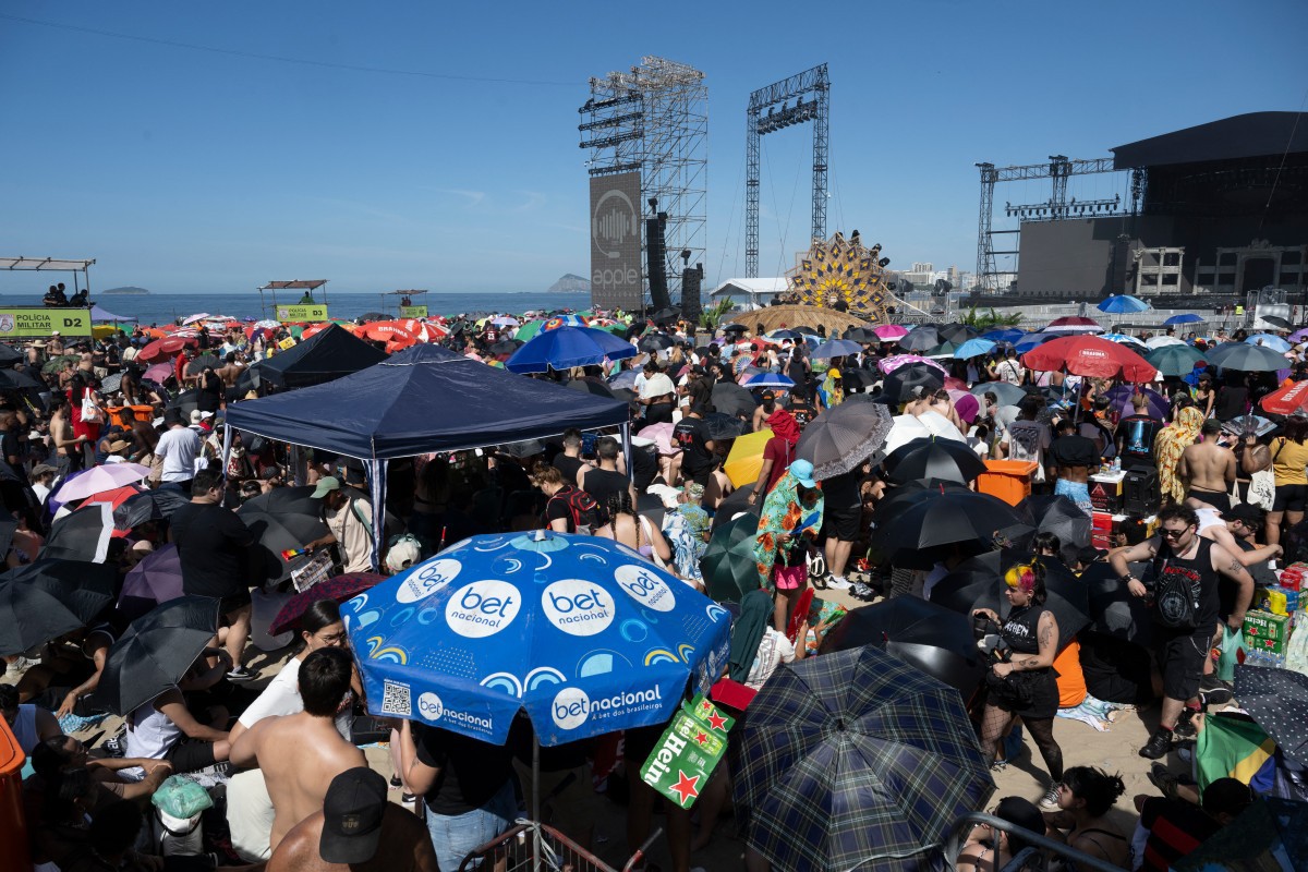 Fãs da cantora Lady Gaga começaram ainda cedo nas praias, a espera do show de sábado (3/5) (Foto de Pablo PORCIUNCULA / AFP)