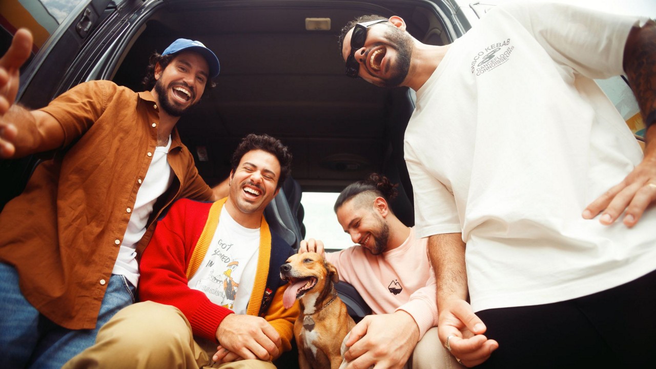 Banda Lagum nos bastidores do clipe da música 'Curva da Ladeira'