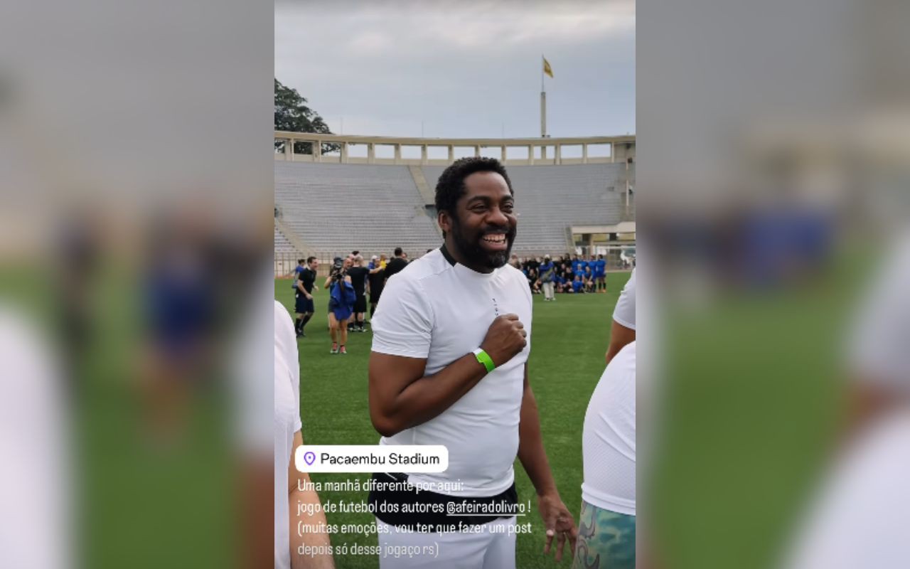 Lázaro Ramos em jogo de futebol da Feira do Livro no Pacaembu