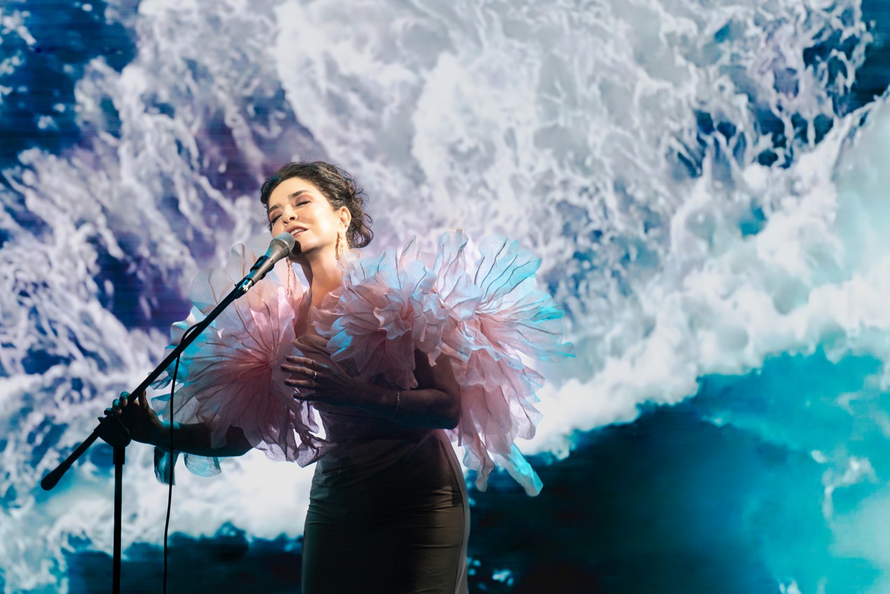Letícia Sabatella interpreta desde canções autorais a novas versões de clássicos da música brasileira, com direito a homenagens a artistas mineiros