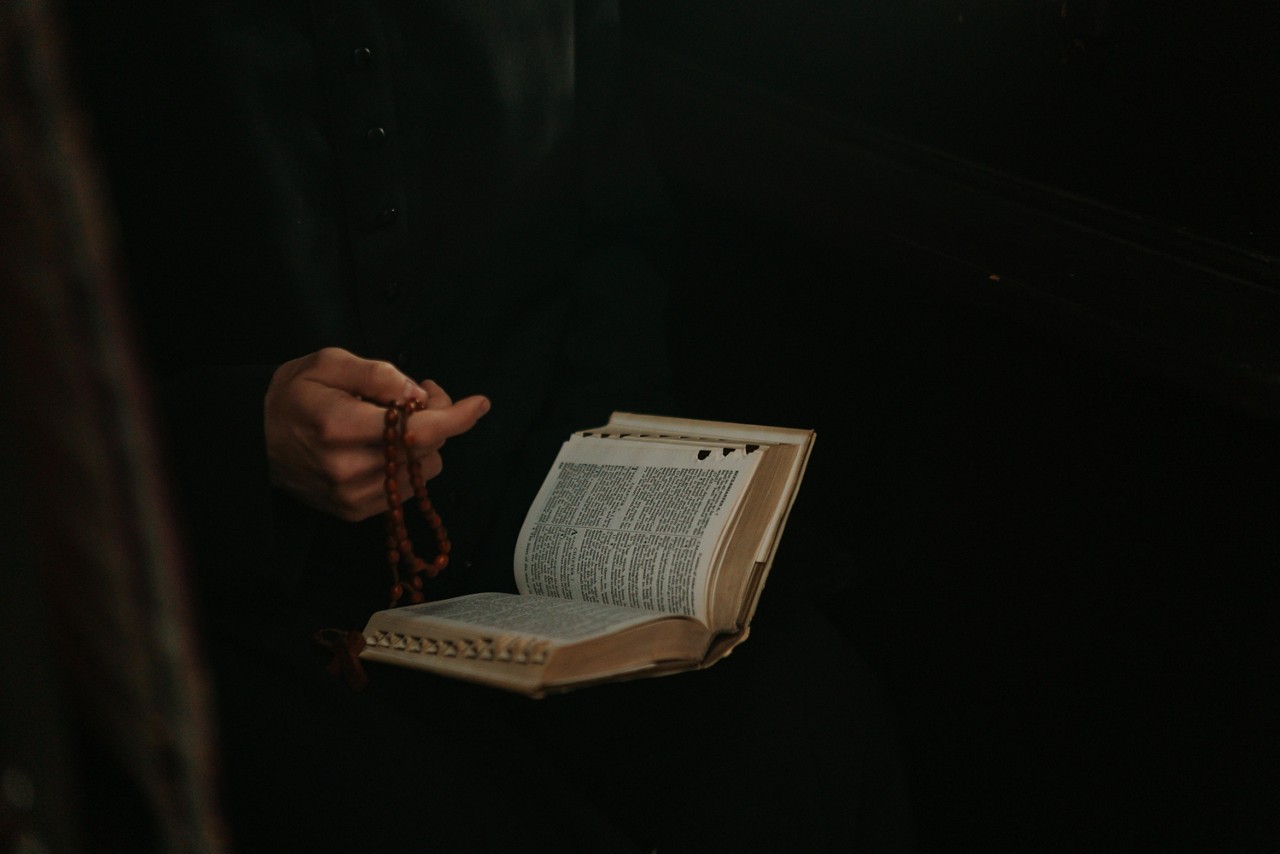 Em livro, padre explica que o exorcismo vai além da expulsão do demônio, envolvendo fechamento de "brechas espirituais", tratamento de traumas emocionais e restauração da dignidade da pessoa afetada