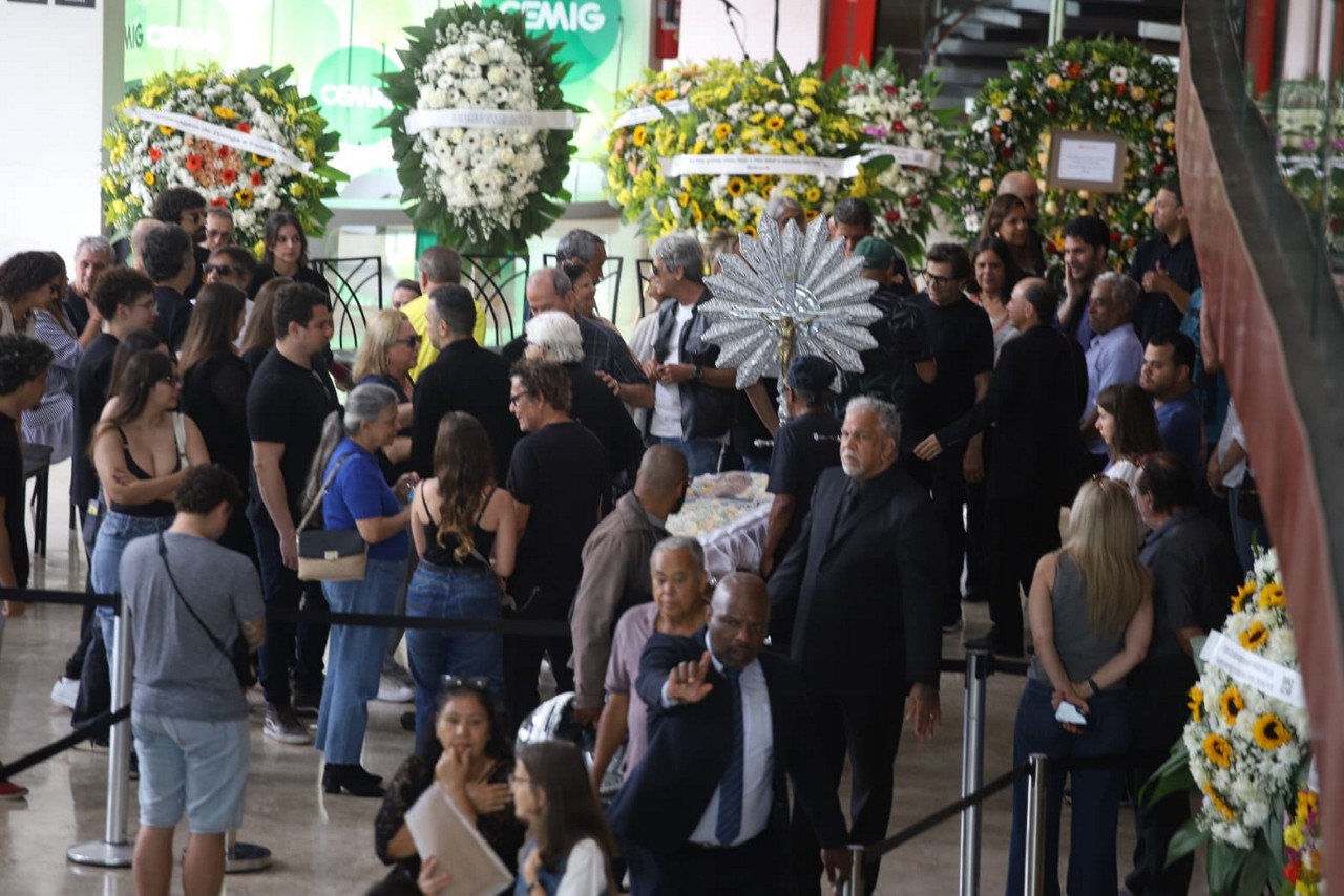 Corais e Maurício Tizumba homenageiam Lô Borges em despedida do cantor 
