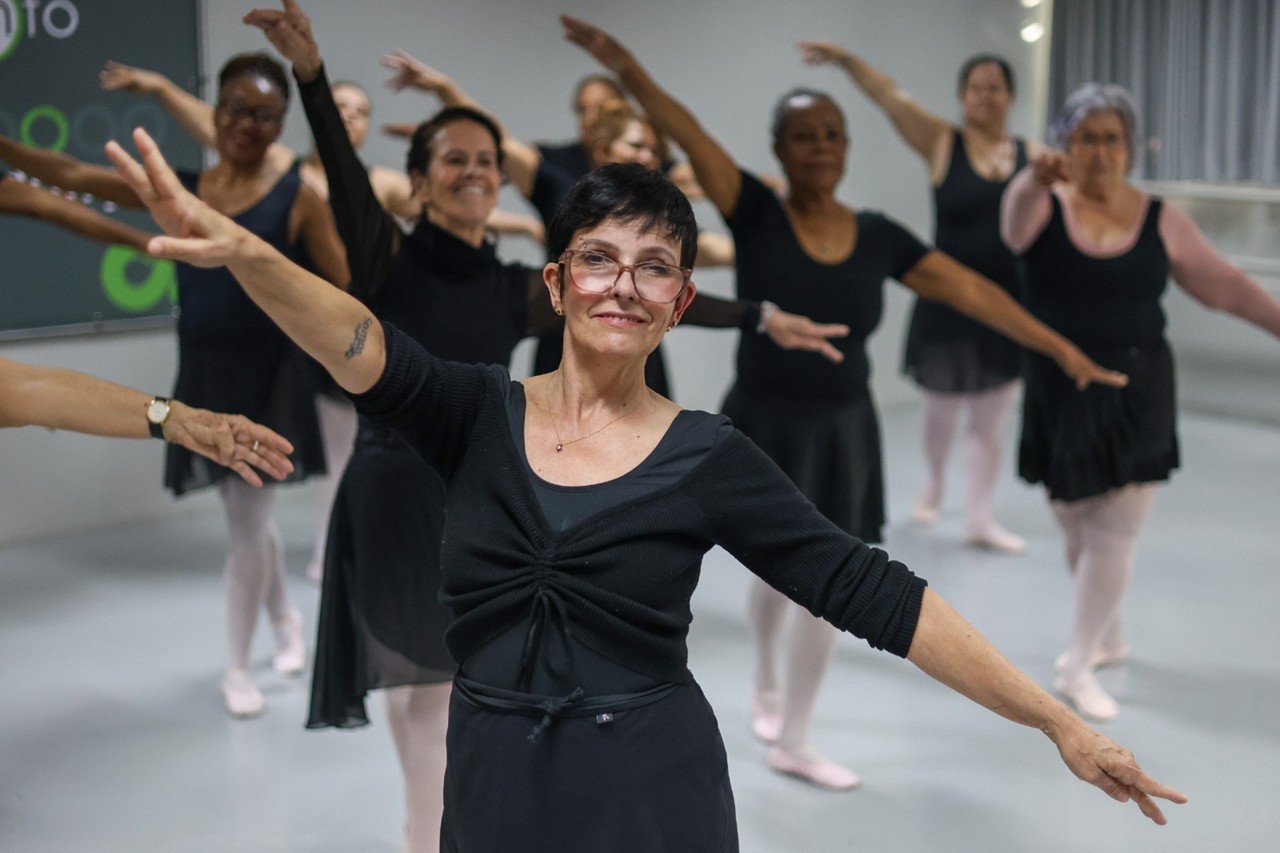 Meiry de Paula, bailarina e fisioterapeuta, realizou o sonho de empreender, aos 53 anos, abrindo a escola de balé para mulheres 50+