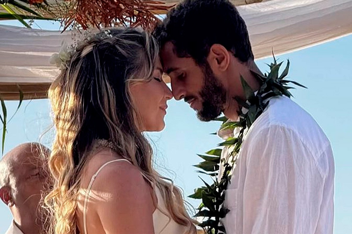 Monise Alves e Lucas Chumbo se casam no Havaí