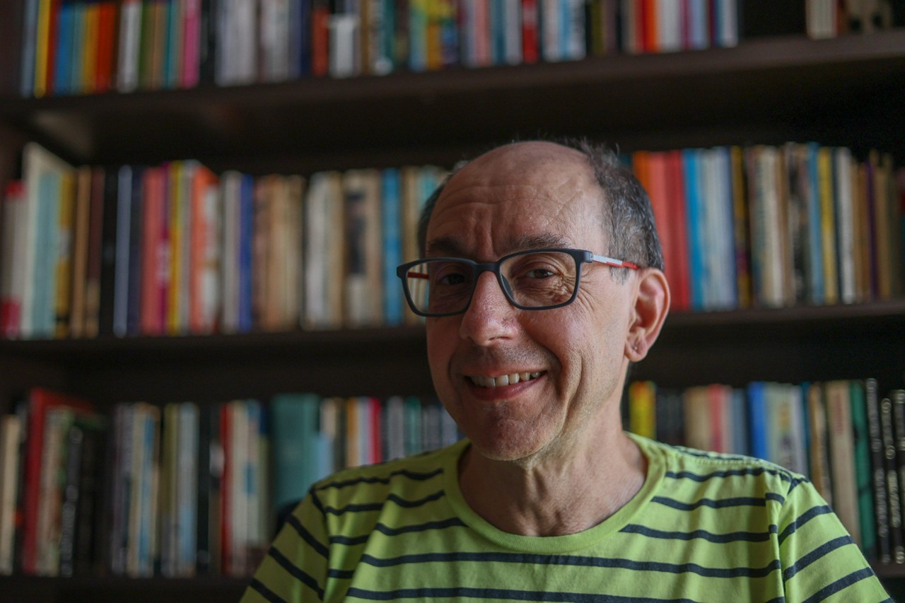 O pesquisador e escritor Luiz Morando, que prepara coletânea sobre a história LGBTQIAPN+ em BH