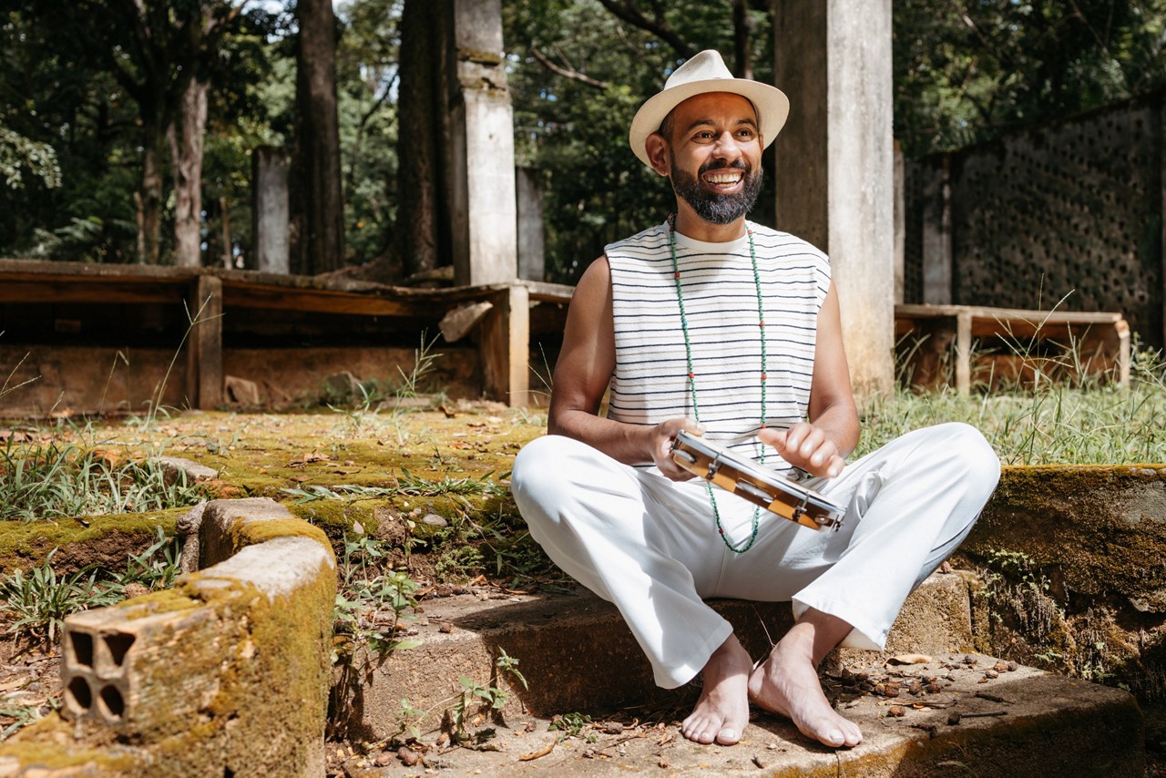 O cantor e compositor Luter Nguzuale
