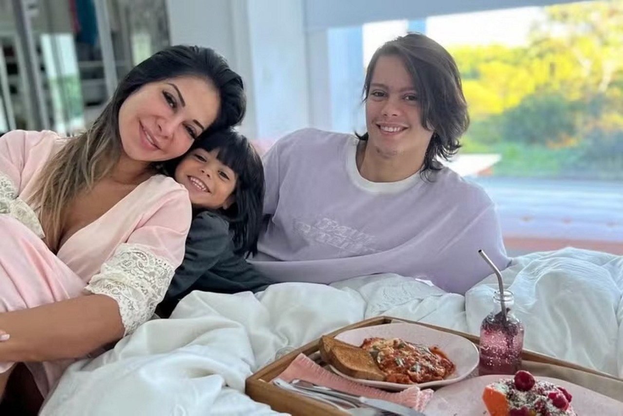 Maíra Cardi ao lado dos filhos Sophia e Lucas