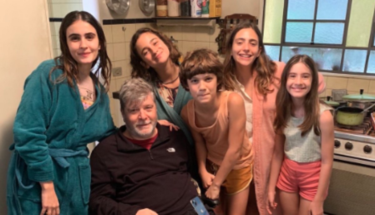 Marcelo Rubens Paiva ao lado dos atores Valentina Herszage, Cora Mora, Bárbara Luz, Luiza Kosovski e Guilherme Silveira

