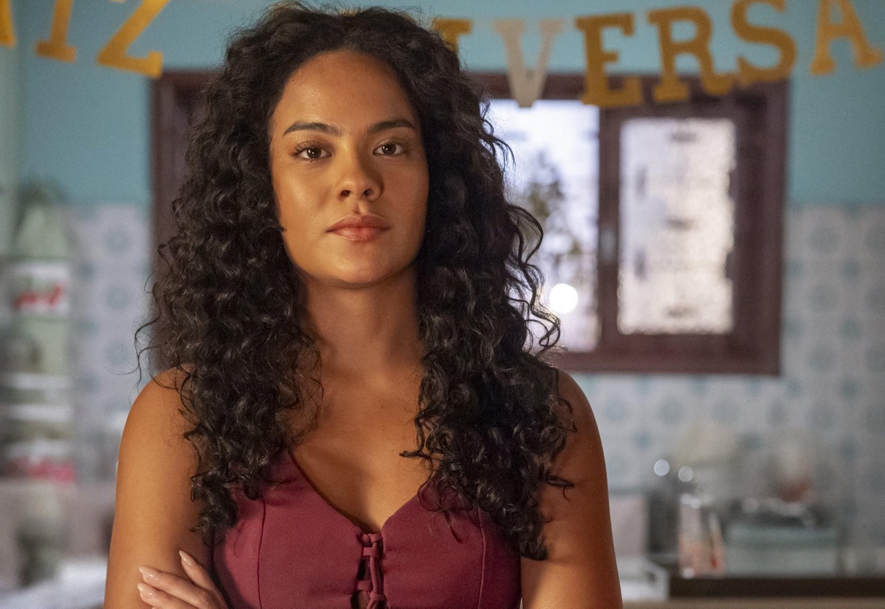 No remake de 'Vale Tudo', Maria de Fátima (Bella Campos) sonha em se tornar influenciadora digital