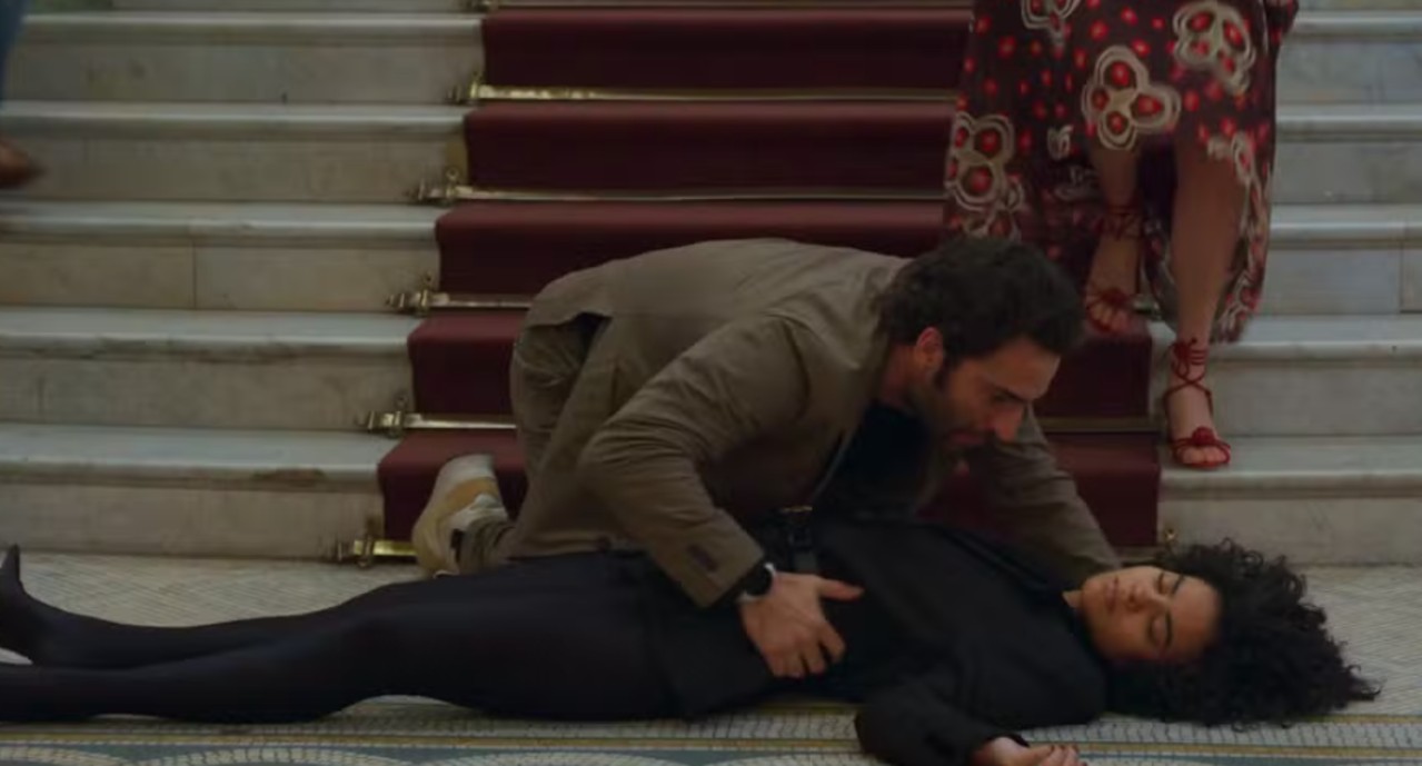  Maria de Fátima (Bella Campos) se joga da escada e é amparada pelo marido Afonso (Humberto Carrão)