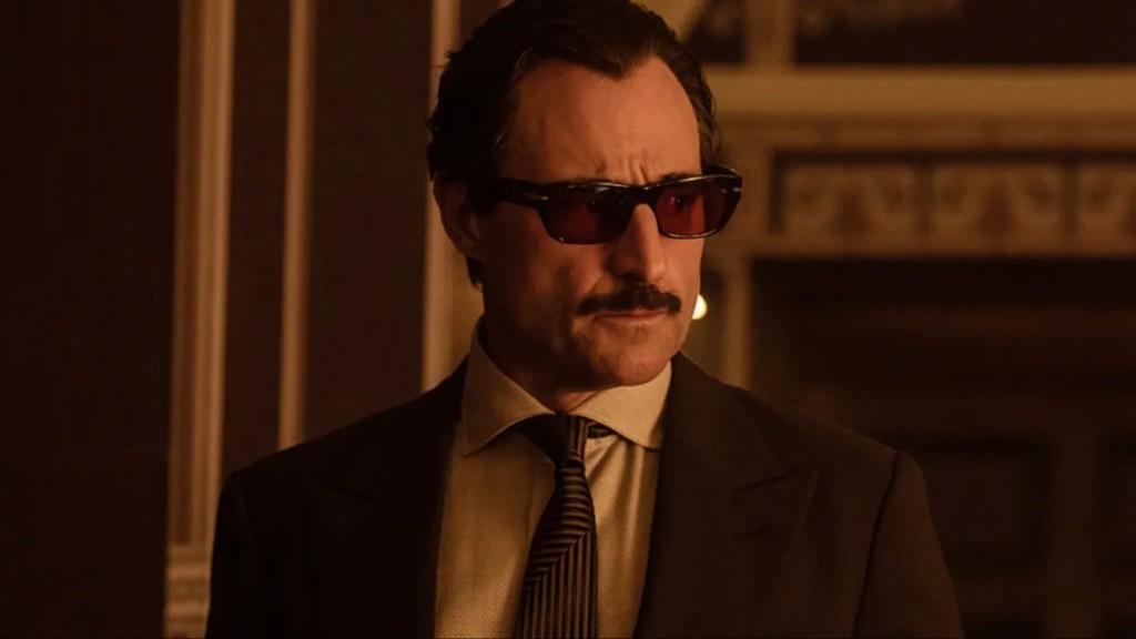 Mark Strong como Carmine Falcone em Pinguim