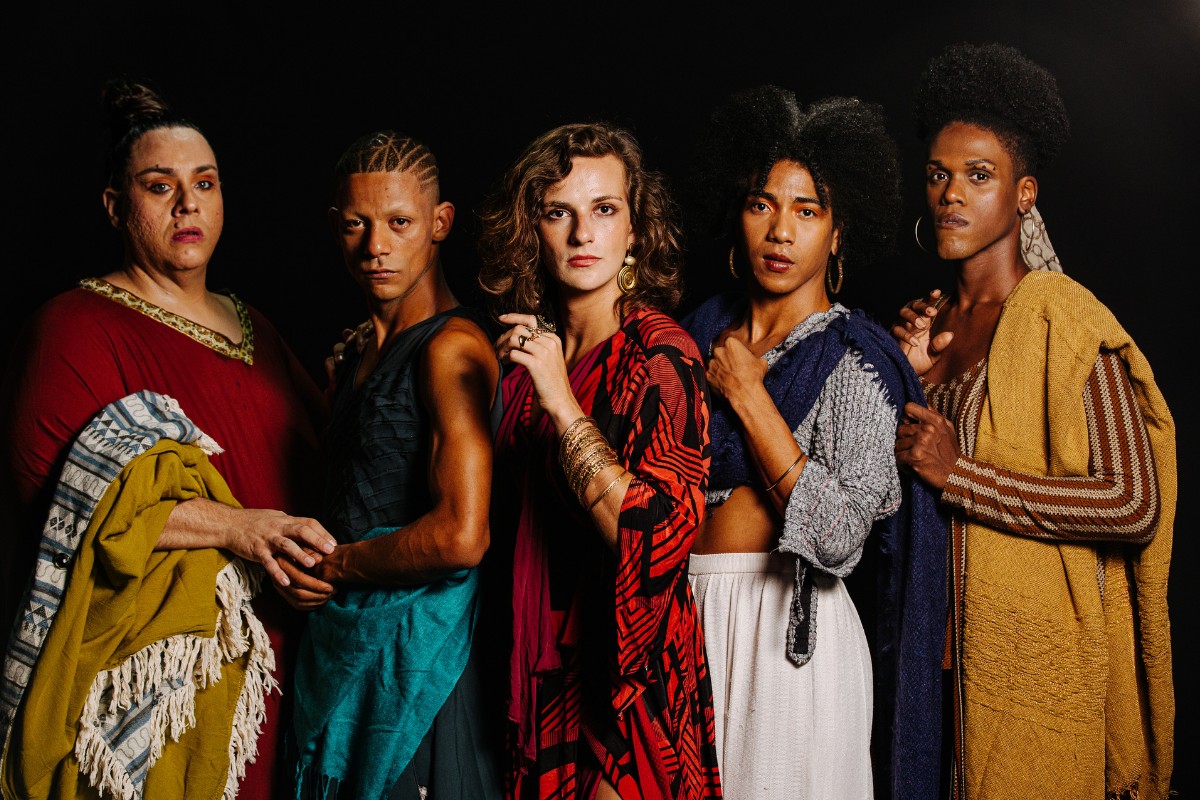 A atriz Marina Mathey interpreta Medeia e contracena com Eme Barbassa, Jade Maria Zimbra, Lux Nègre e Warley Noua