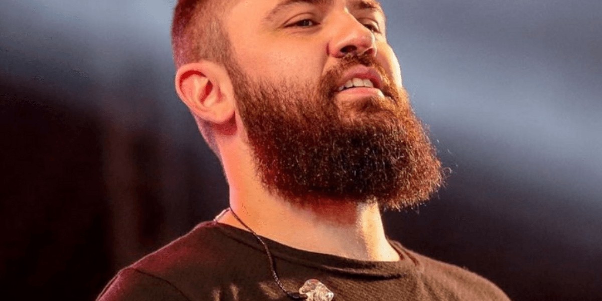 Sertanejo Mateus foi acometido por complicações no joelho