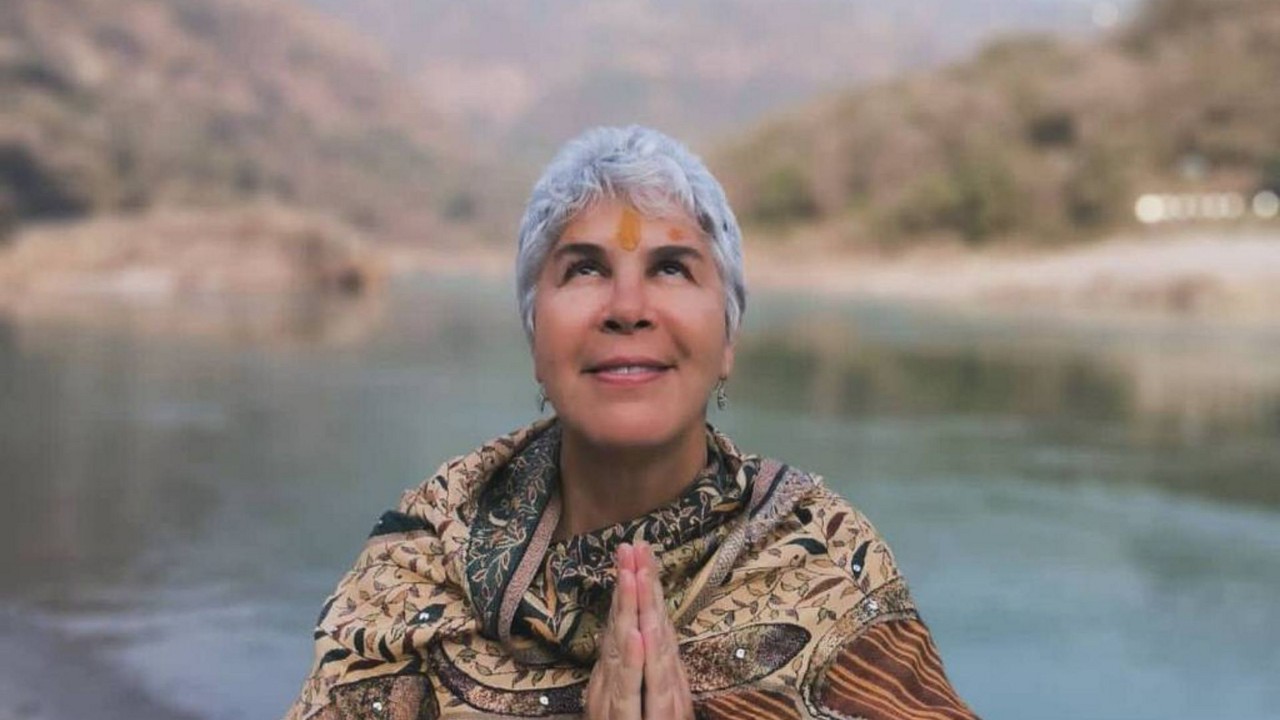 Max Tovar se autodenomina xamã e terapeuta integrativa especialista em cosmologia energética