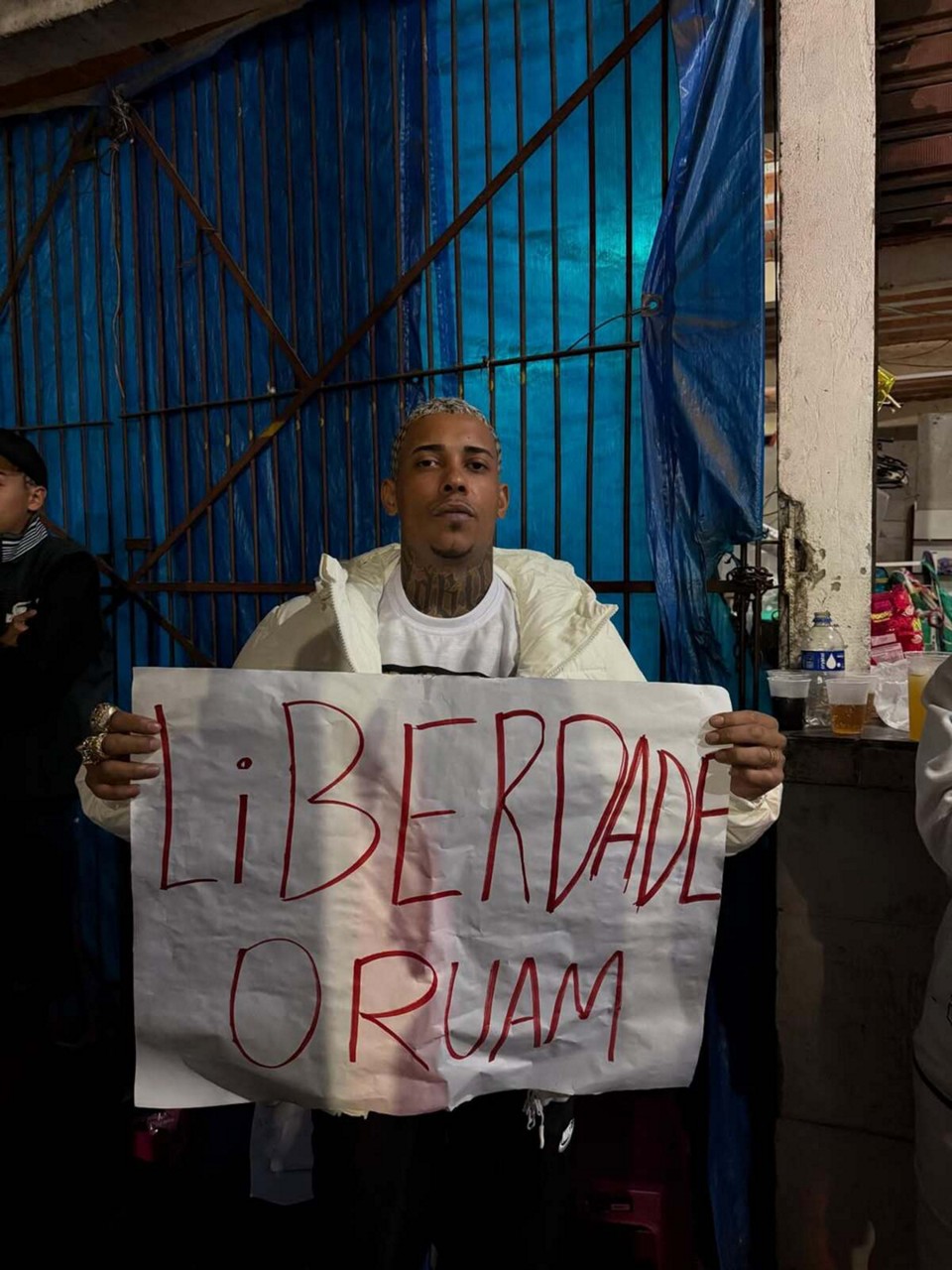O funkeiro MC Poze do Rodo participou de um protesto na porta do presídio de Bangu 3, no Rio de Janeiro