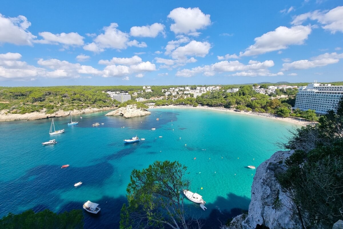 Menorca oferece o equilíbrio perfeito entre belezas naturais, cultura rica, boa comida e festas animadas