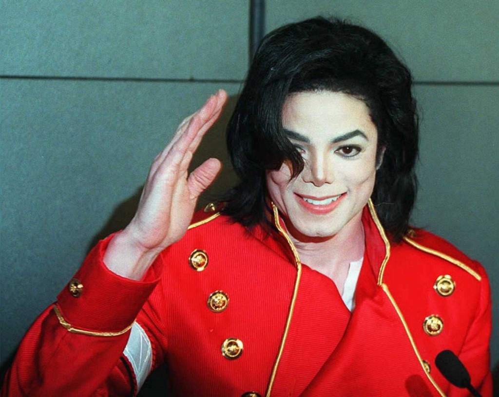 Homem fazia sons imitando Michael Jackson, o que teria motivado demissão