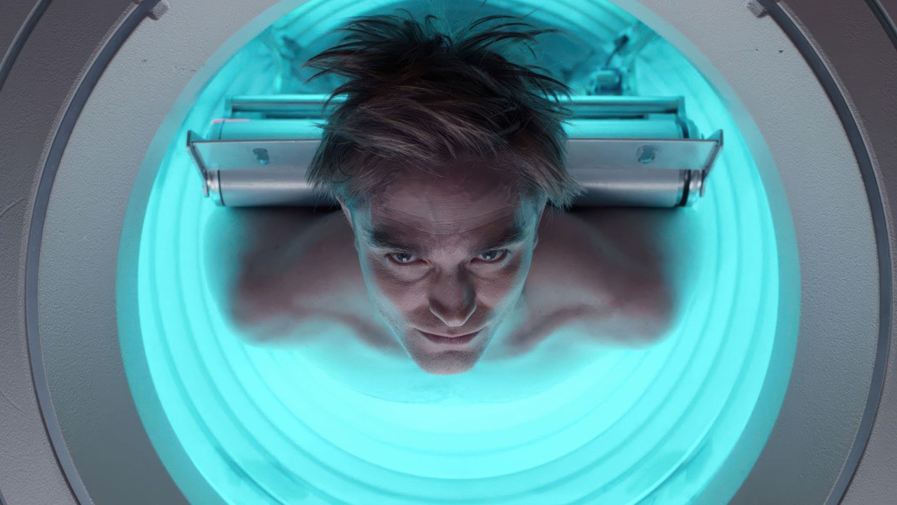 Pattinson faz um operário bobão em missão num planeta colônia