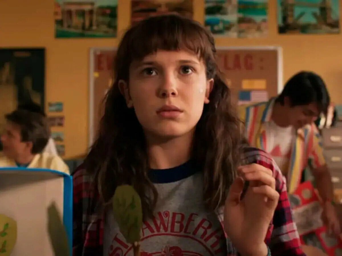 Millie Bobby Brown como Eleven em Stranger Things.