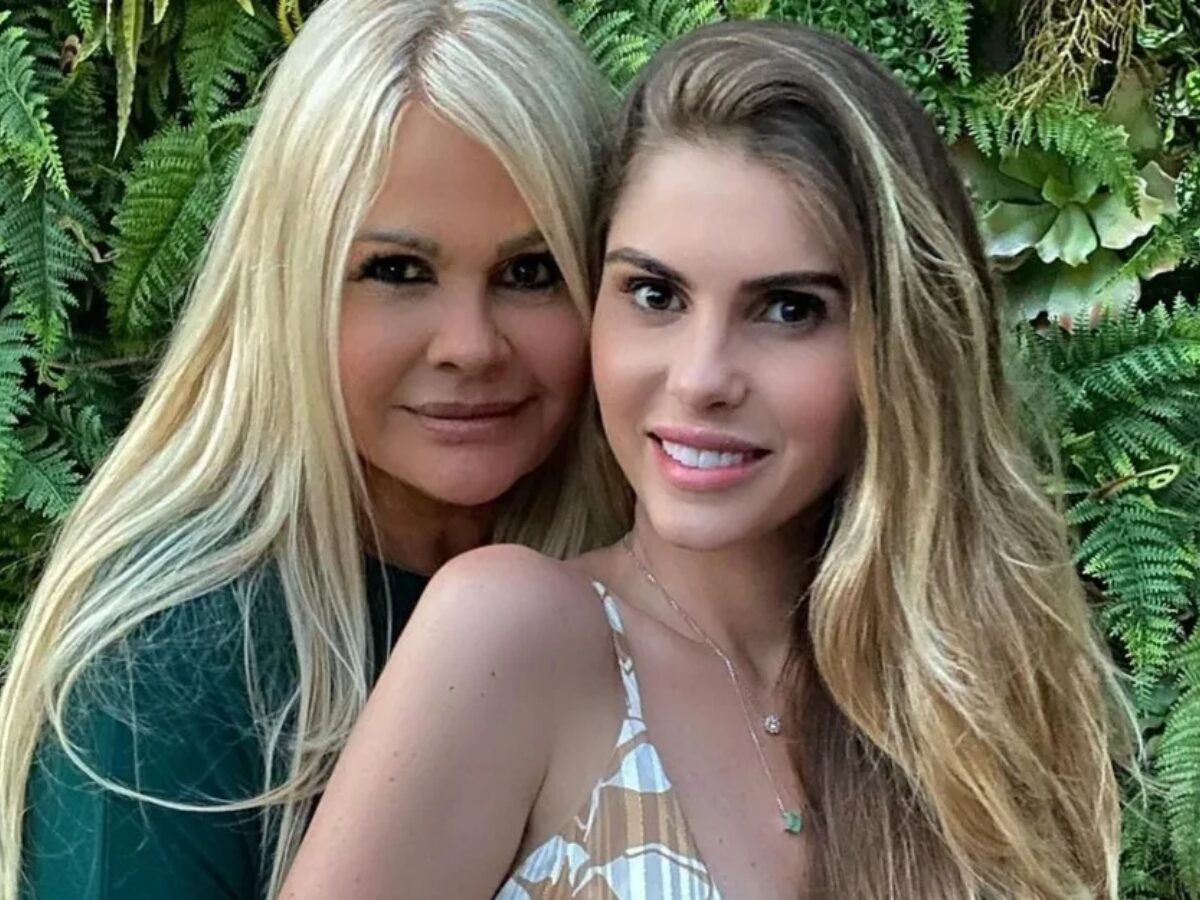 Monique Evans e Bárbara Evans se reconciliam, após ficarem afastadas por meses