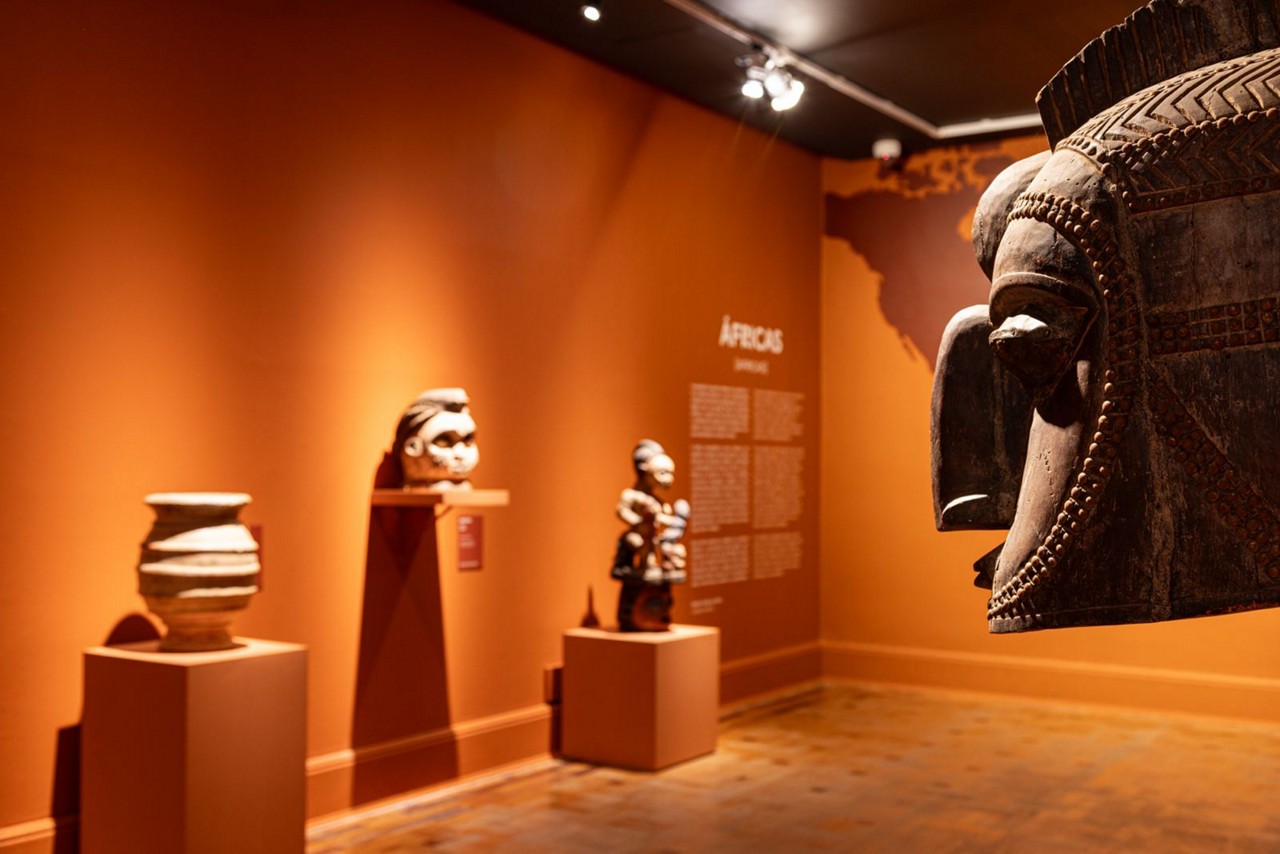 Objetos ritualísticos de diversas etnias africanas são apresentadas em exposição no CCBB BH