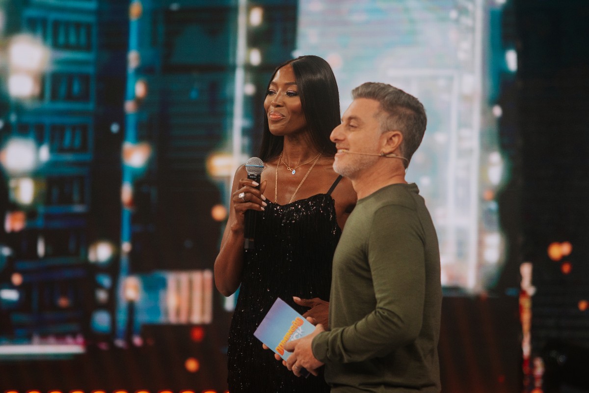 Naomi Campbell e Luciano Huck durante o 'Domingão com Huck' de 24 de agosto
