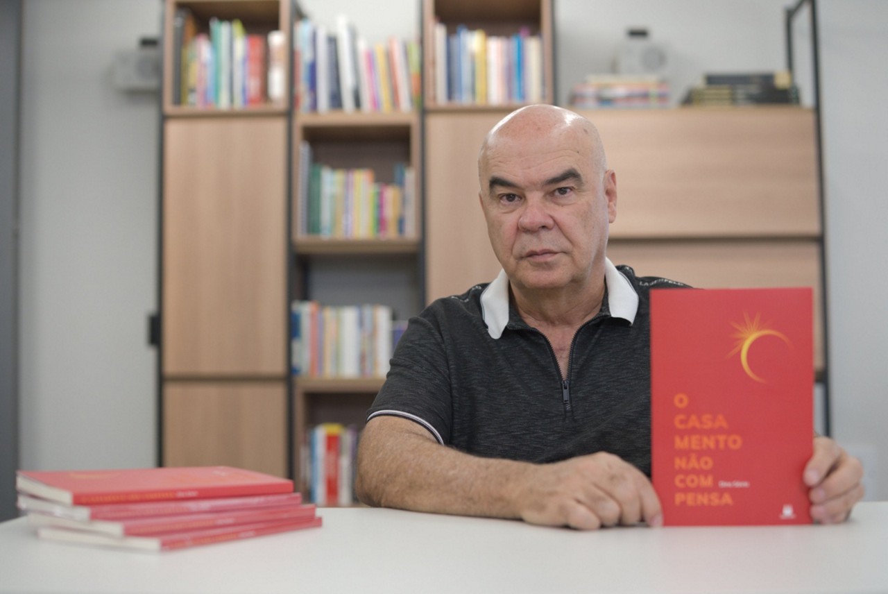 Jornalista Dino Sávio com a obra ‘O casamento não compensa’