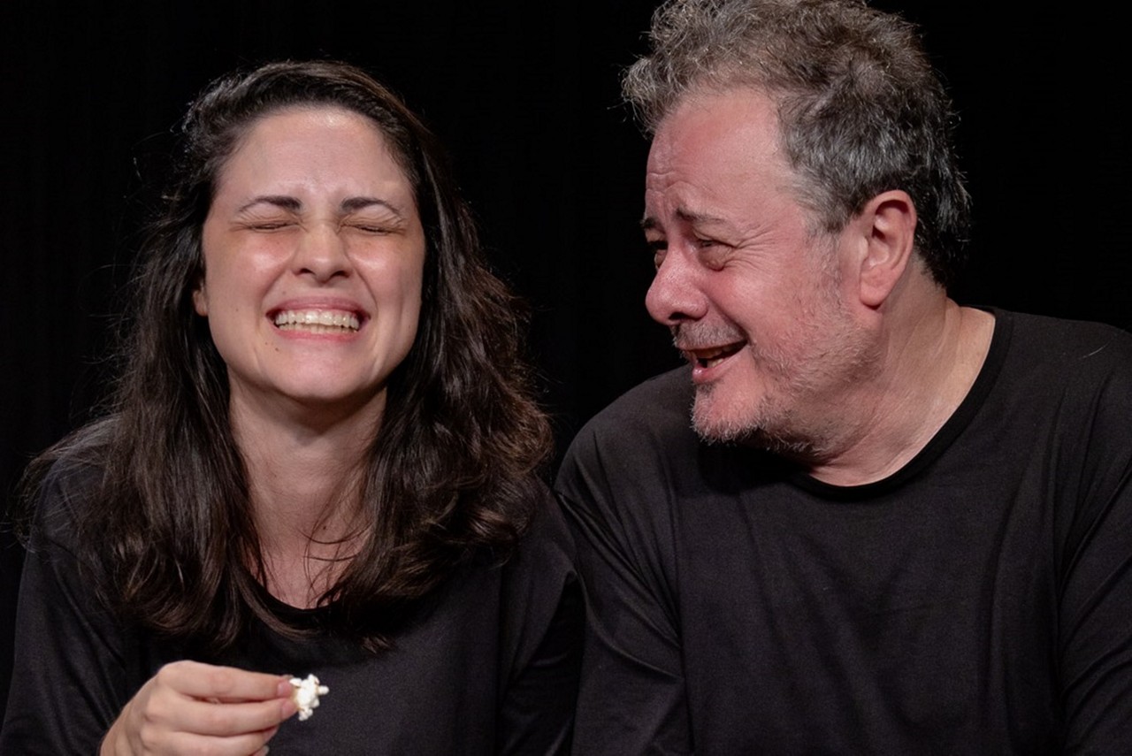 Em cena os atores Alexandre Toledo e Taís Avlis dão vida a César e Rita, personagens criados por Miguel Falabella e Maria Carmen Barbosa