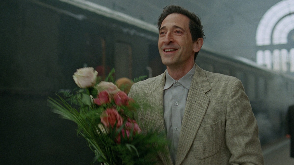 "O Brutalista", com Adrien Brody, gerou polêmica por usar IA gerar imagens conceituais de prédios brutalistas